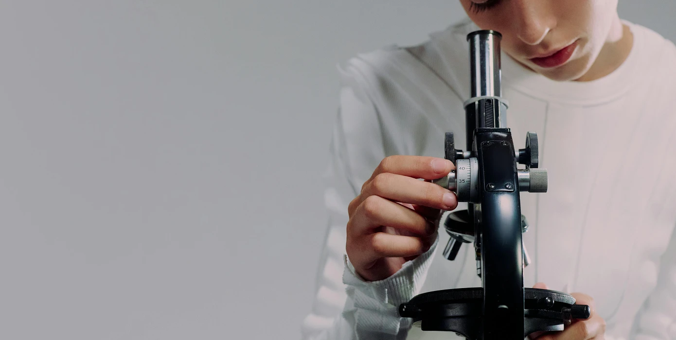 When Crystals Heal Themselves in the Deep Freeze